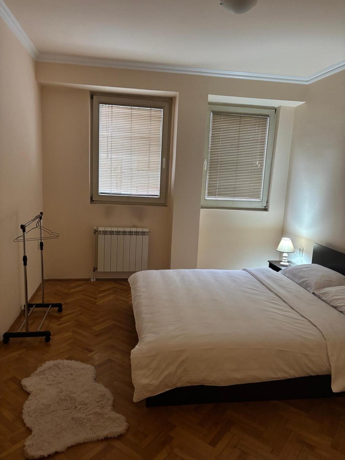 Lovely Square Apartment Purple Velvet Skopje Værelse billede