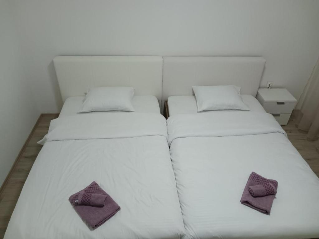 Lovely Square Apartment Purple Velvet Skopje Værelse billede