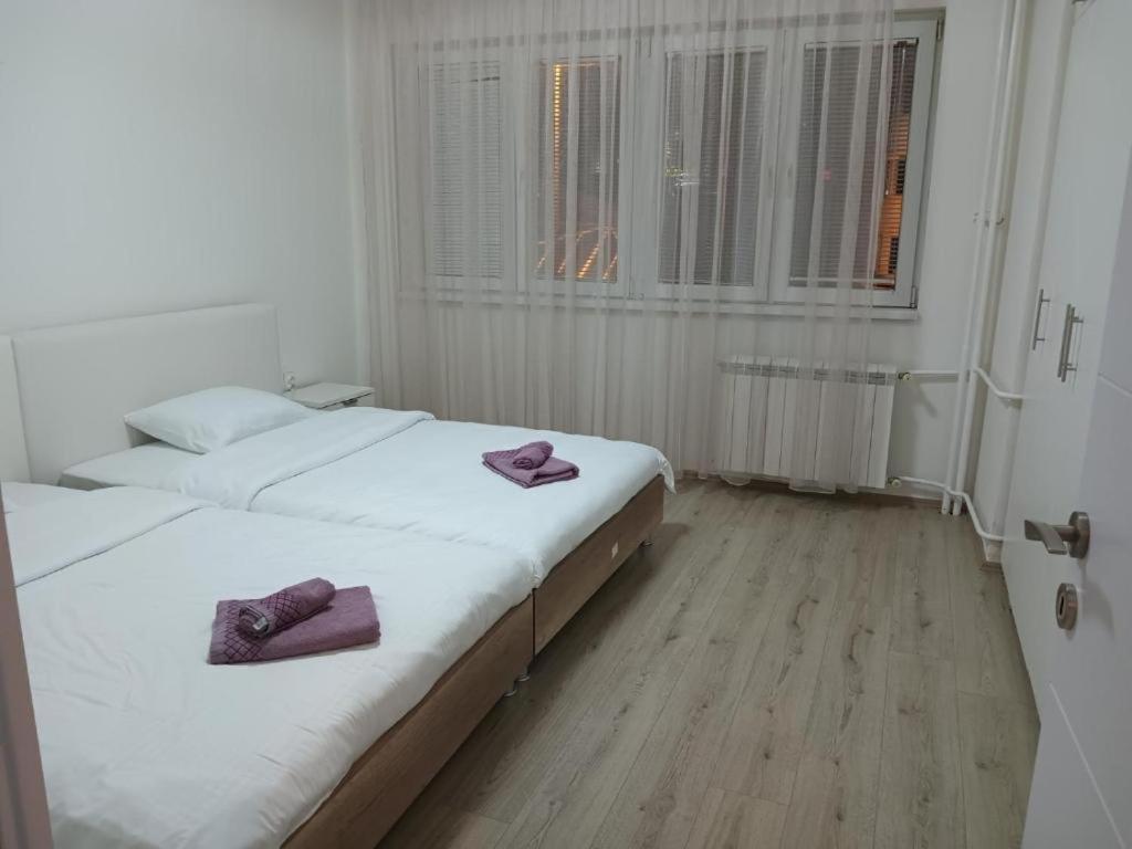 Lovely Square Apartment Purple Velvet Skopje Værelse billede