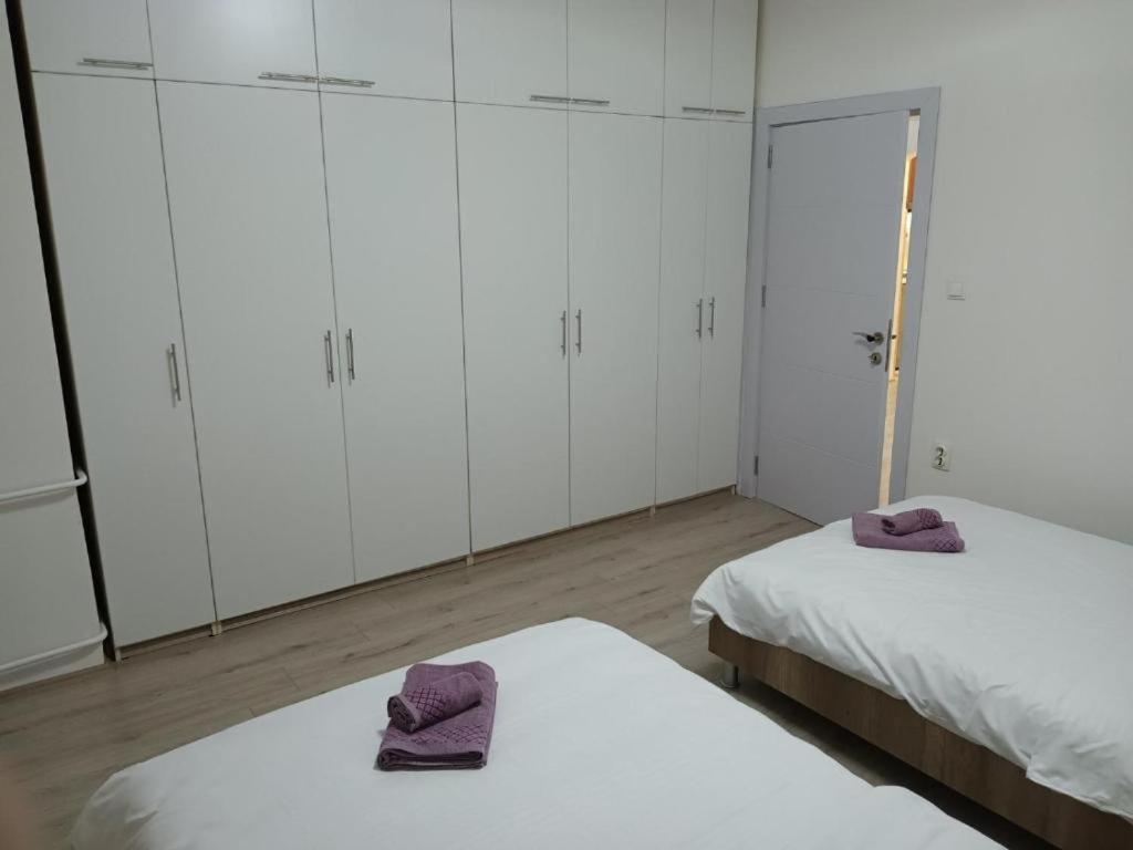Lovely Square Apartment Purple Velvet Skopje Værelse billede