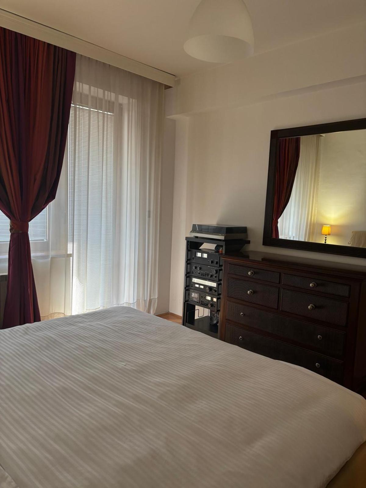 Lovely Square Apartment Purple Velvet Skopje Værelse billede