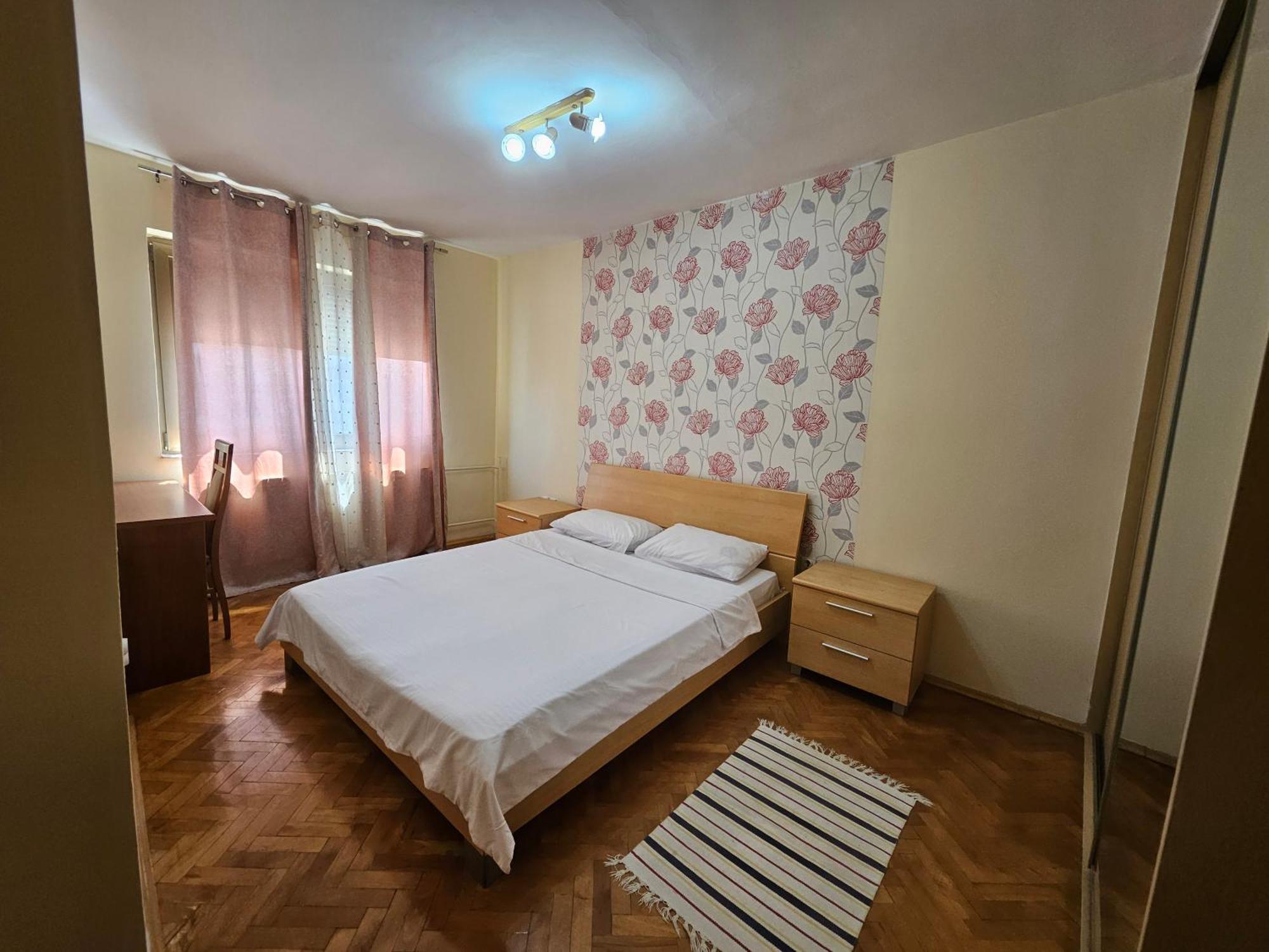 Lovely Square Apartment Purple Velvet Skopje Værelse billede